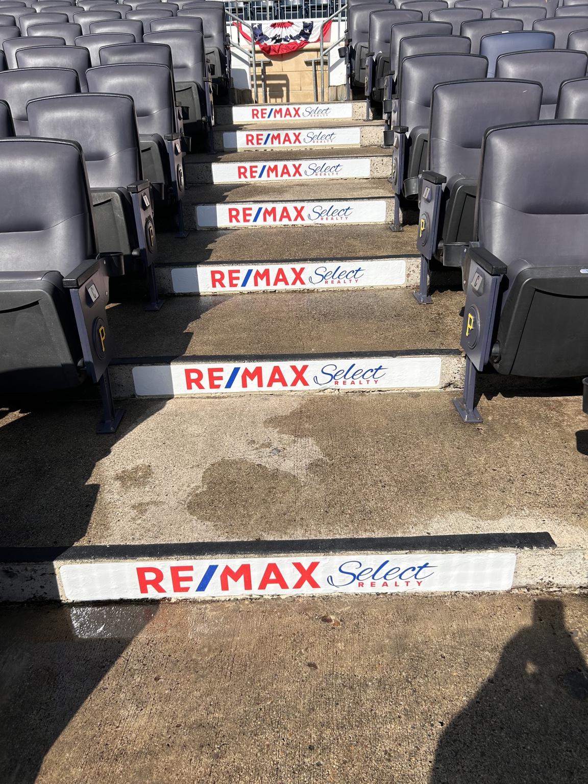 RE/MAX Select Realty stair graphics