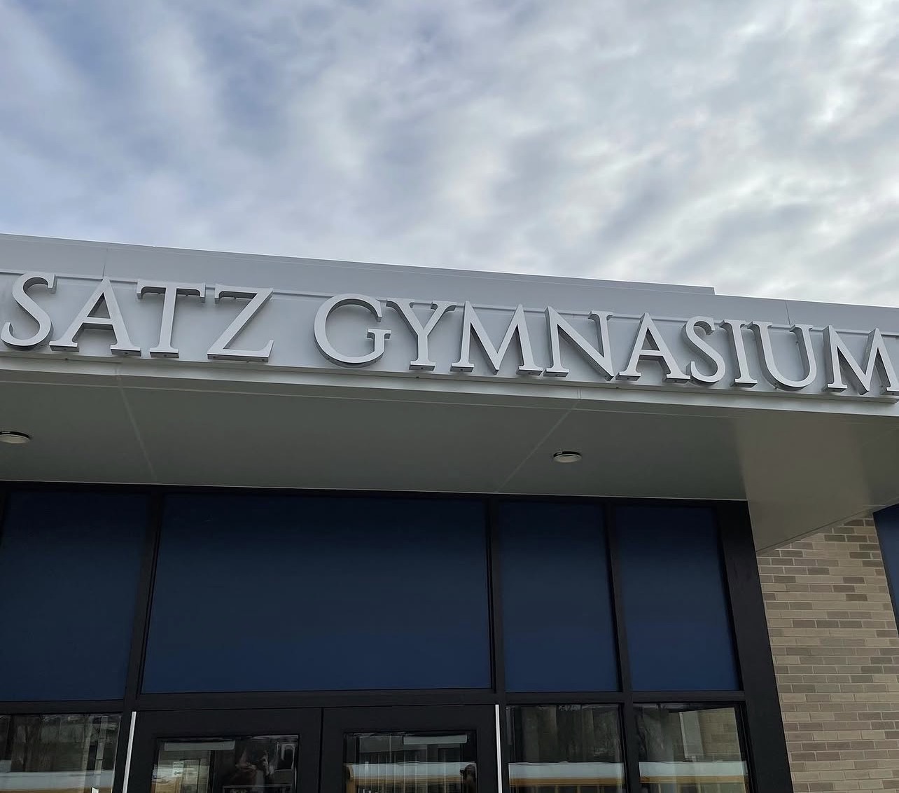 Satz Gymnasium exterior sign